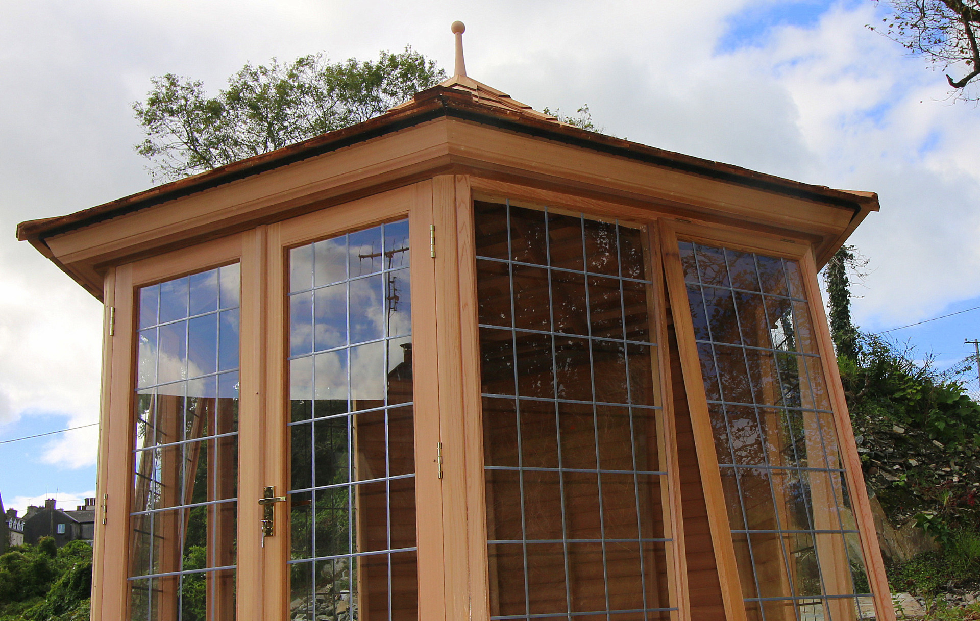 A 3.0m x 2.0m Wooden Summerhouse custom made in Western Red Cedar | Supplied + Fitted in Ballsbridge, Dublin 4. Tel 087-2306 128