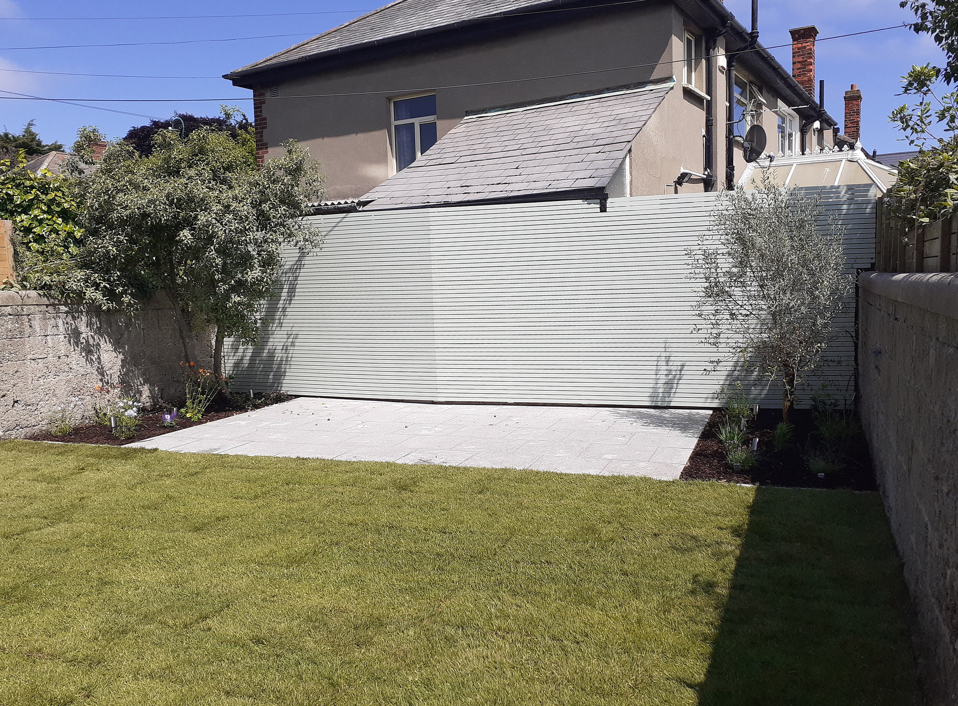 Horizontal Timber Slat Fencing with painted finish, supplied + installed in Sandymount, Dublin 4.  We have extensive experience in design & installation of bespoke & custom made fencing & screening solutions, custom made to individual customer's specific requirements.  Custom made = Better made.