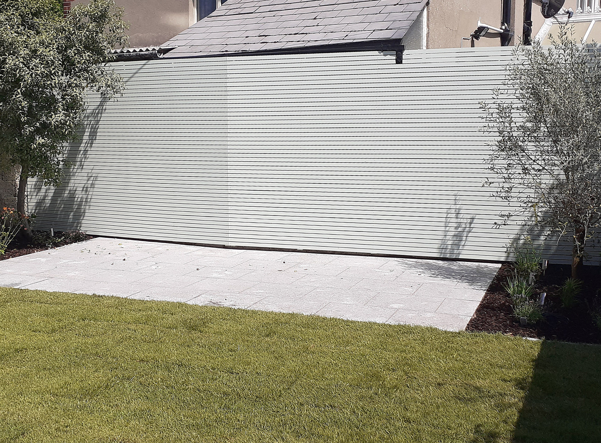 Horizontal Timber Slat Fencing with painted finish, supplied + installed in Sandymount, Dublin 4.  We have extensive experience in design & installation of bespoke & custom made fencing & screening solutions, custom made to individual customer's specific requirements.  Custom made = Better made.